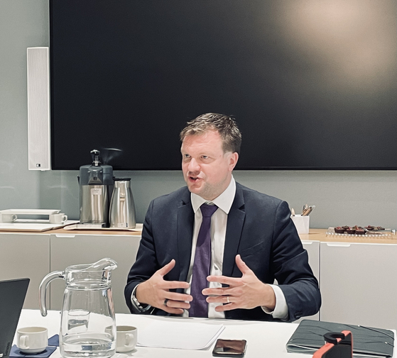 Ville Skinnari, the Finnish minister for development cooperation and foreign trade, speaks with a group of foreign press at the Foreign Ministry headquarters in Helsinki on Thursday. [ESTHER CHUNG]