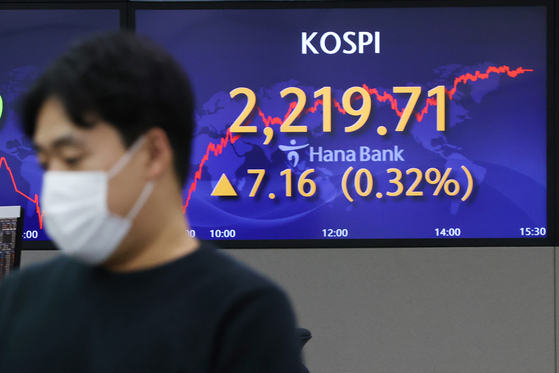 A screen in Hana Bank's trading room in central Seoul shows the Kospi closing at 2,219.71 points on Monday, up 7.16 points, or 0.32 percent, from the previous trading day. [NEWS1]
