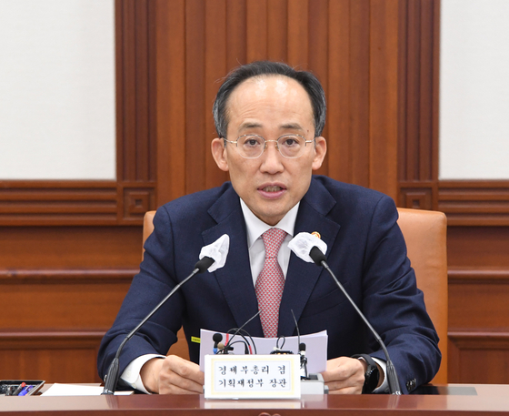 Finance Minister Choo Kyung-ho speaks during a meeting held in Seoul on Oct. 17, 2022. [YONHAP]