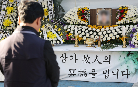 People pay their condolences to the 23-year-old worker who died while working at an SPL factory in Pyeongtaek, Gyeonggi, on Monday. [YONHAP] 
