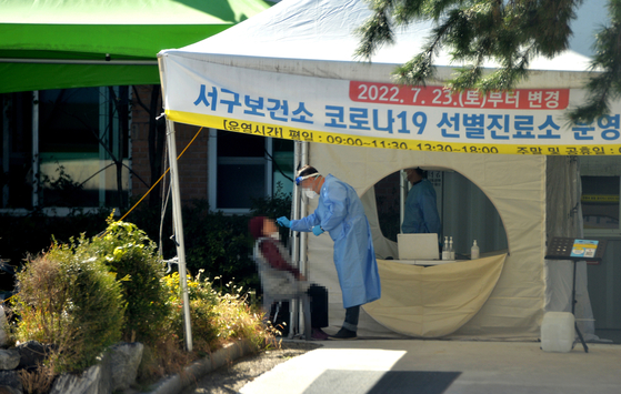 A person gets tested for Covid-19 at a testing center in Daejeon on Saturday. [JOONGANG ILBO] 