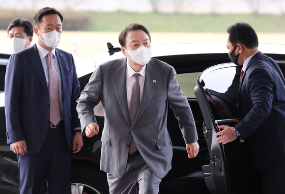 President Yoon Suk-yeol arrives at the presidential office in Seoul on Oct. 14, 2022. [YONHAP]