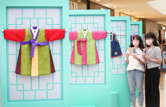 Visitors look at children's hanbok (traditional Korean dress) at a special exhibit in Starfield Goyang, Gyeonggi. The exhibit was held as a pre-event last month prior to kicking off this year's Hanbok Culture Week on Oct. 17. [NEWS1]