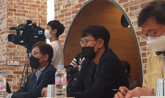 Kakao co-CEO Hong Eun-taek takes questions from National Assembly representatives in a meeting held on Sunday afternoon at the SK C&C building in Pangyo, Gyeonggi, following a fire on Saturday. [JOONGANG ILBO]