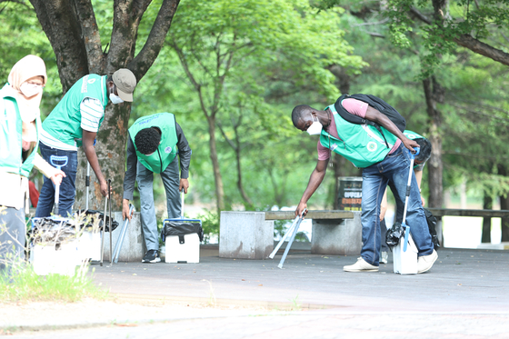 International students at the Park Chung Hee School of Policy and Saemaul pick up trash as part of the graduate school's program mirroring the original Saemaul Movement's traditions. [YEUNGNAM UNIVERSITY]
