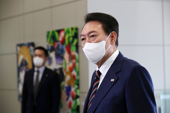 President Yoon Suk-yeol answers questions from reporters as he enters the presidential office in Yongsan, central Seoul, Monday morning. [JOINT PRESS CORPS]