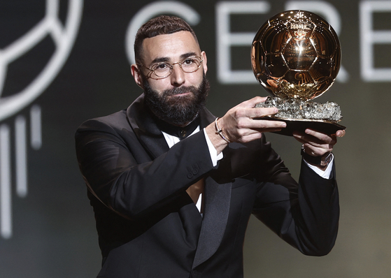 Real Madrid's Karim Benzema poses with the Ballon d'Or in Paris on Monday.  [REUTERS/YONHAP]
