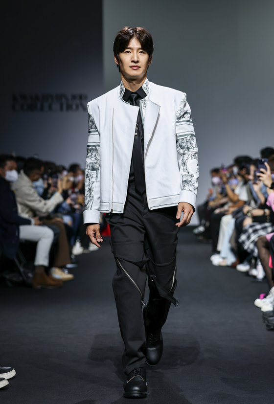 Singer Son Ho-young of boy band g.o.d walked the runway for Kwakhyunjoo Collection last Friday. [KWAKHYUNJOO COLLECTION]