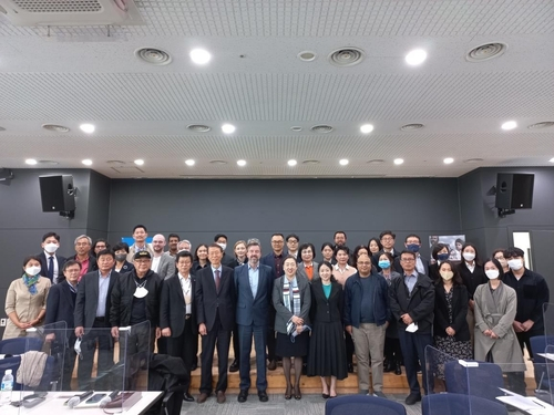 James Heenan, center, the new head of the UN office, in the UN Human Rights Office in Seoul on Oct. 17, posing for a photo with officials from civic group officials working on North Korea's human rights. [YONHAP]