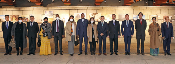Nabeel Munir, ambassador of Pakistan to Korea, sixth from right, and ambassadors and diplomats in Seoul celebrate the 75th anniversary of Pakistan's independence at the Cheonggyecheon Gywanggyo Gallery in central Seoul on Tuesday. [PARK SANG-MOON]