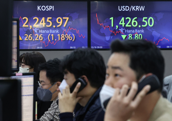 Electronic display boards at Hana Bank in central Seoul show stock and foreign exchange markets Tuesday morning. [YONHAP]