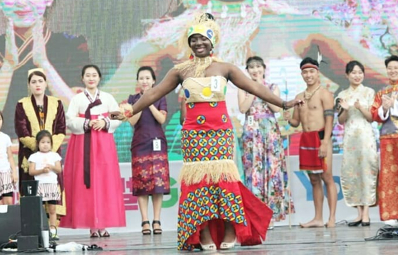 Performers wear traditional clothes at the Seoul Friendship Festival in 2019. [SEOUL METROPOLITAN GOVERNMENT]