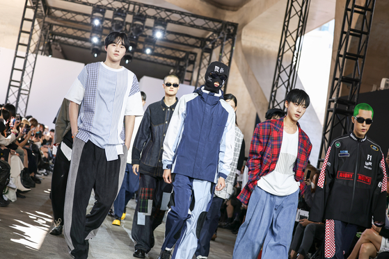 Anonymouth's Thursday show proved hip; models wore garments similar to what the fashion savvy wear in the streets of Hongdae. [ANONYMOUTH]