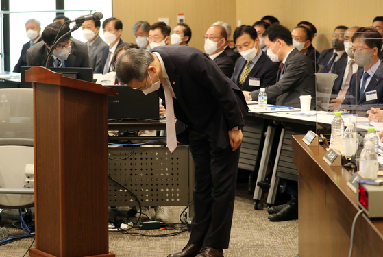 Lee Jong-ho, Science and ICT minister, bows while apologizing to the public for the inconvenience caused by Kakao’s service crash while appearing at the National Assembly on Tuesday in Daejeon. [YONHAP]