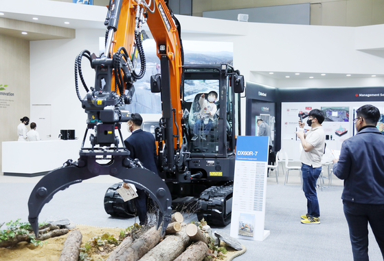 A young boy operates heavy machinery on display at the Digital Transformation Fair, an exhibition that showcases Korea’s industries from machinery to smart factories, held at Kintex in Gyeonggi, on Tuesday. The exhibition, held through Oct. 21, is jointly held by the Ministry of Trade, Industry and Energy, the Korea Association of Machinery Industry and the Korea Software Industry Association. Some 772 machinery and equipment companies are participating. [YONHAP]