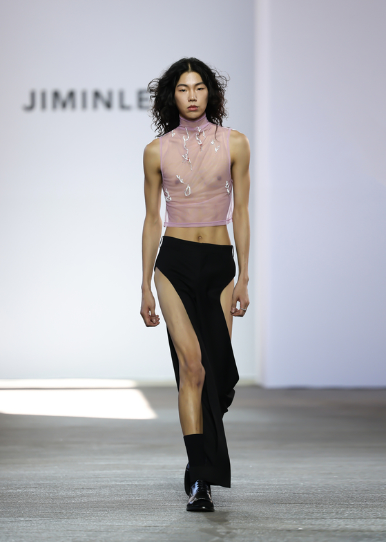 Jiminlee’s Thursday show saw a lot of drastic cut-outs and sheer tops. [JIMINLEE]