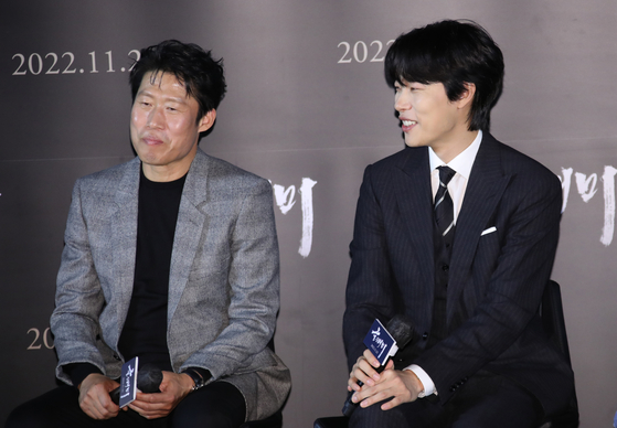 Actors Yoo Hae-jin, left, and Ryu Jun-yeol attend the press conference for the upcoming historical thriller ″The Owl″ in Yongsan District, central Seoul, on Tuesday. [NEWS1]