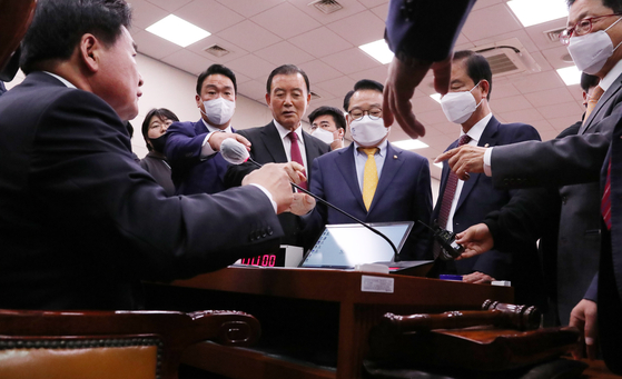 People Power Party lawmakers protest Democratic Party So Byung-hoon, who chairs the Food, Rural Affairs, Ocean and Fisheries Committee, deciding on the Grain Management Act reform at the National Assembly in Yeouido on Wednesday. [JOINT PRESS CORPS] 