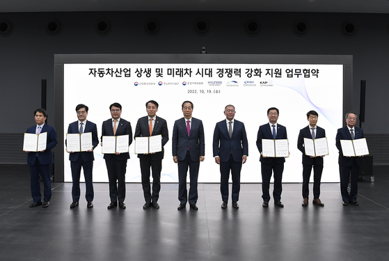 Prime Minister Han Duck-soo, center left, and Hyundai Motor Group Executive Chair Euisun Chung, right, stand for a photo during a signing ceremony held in Hwaseong, Gyeonggi, Wednesday. [HYUNDAI MOTOR GROUP]