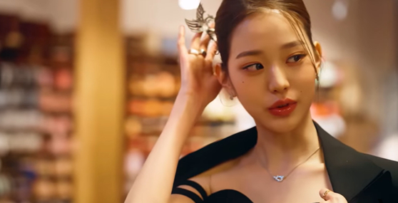 IVE's Jang Won-young showing off her phoenix binyeo, or hairpin, in Vogue Korea's YouTube video. [SCREEN CAPTURE]