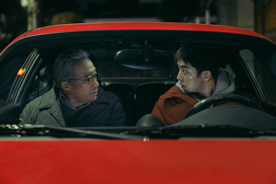 배우 이성민(왼쪽)과 주혁이 영화 '리멤버'의 한 장면에서 잠을 자고 있다. [ACE MOVIE MAKERS]