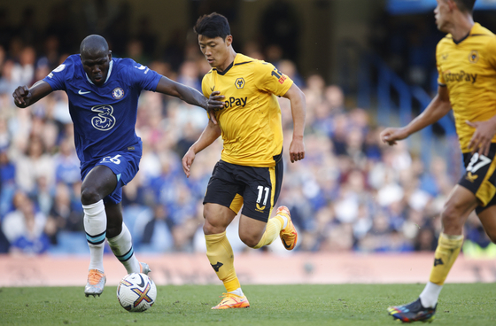 Chelsea's Kalidou Koulibaly, left, challenges Wolverhampton Wanderers' Hwang Hee-chan during a Premier League match at Stamford Bridge in London on Oct. 8.  [AP/YONHAP]