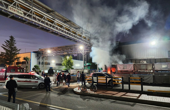 A fire broke out at a Kia factory in Gwangmyeong, Gyeonggi on Wednesday morning, killing one employee. [NEWS1]