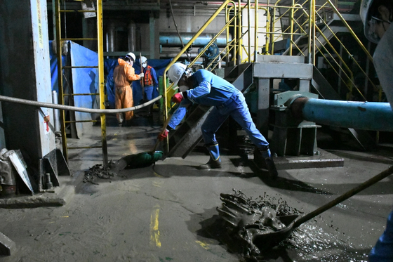 Posco employees help with recovery at its Pohang steel plant in North Gyeongsang on Sept. 17. [POSCO]