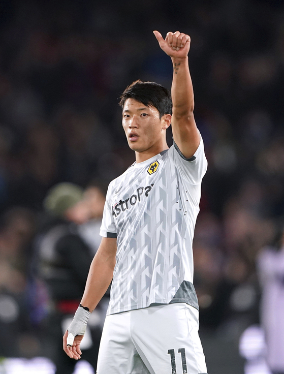 Wolverhampton Wanderers' Hwang Hee-chan gestures to the fans at the end of a Premier League match against Crystal Palace at Selhurst Park in London on Tuesday.  [AP/YONHAP]
