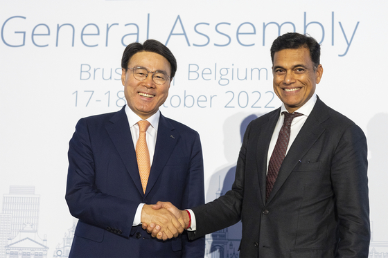 Posco CEO Choi Jeong-woo, left, shakes hands with the former president of the World Steel Association and current CEO at Jindal Steel Works Limited, Sajjan Jindal, on Oct. 18. [POSCO]