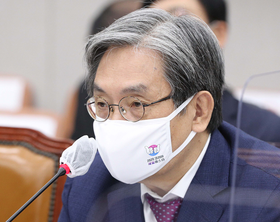 Noh Young-min, who served as the Blue House chief of staff from 2019 to 2020, answers questions at a parliamentary audit of the National Security Office at the National Assembly in Yeouido, southern Seoul on Nov. 4, 2020. [YONHAP]