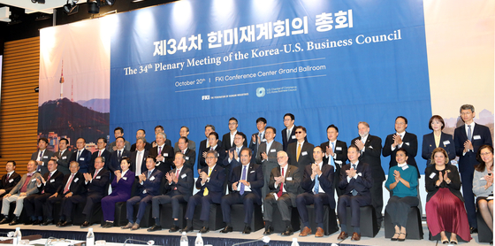 Participants gather for a photo after the 34th Plenary Meeting of the Korea-U.S. Business Council, held at the Grand Ballroom of the Federation of Korean Industries (FKI) Conference Center in Yeouido, western Seoul, on Thursday. Participants included Huh Chang-soo, chairman of the FKI, Octávio Simões, chairman of the U.S. Chamber of Commerce’s U.S.-Korea Business Council, and Park Jin, minister of foreign affairs. [NEWS1]