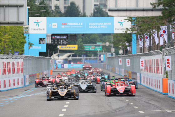 Formula E cars race off the starting line to begin the second race of the Hana Bank Seoul E-Prix in Jamsil, southern Seoul on Aug. 14. [YONHAP]