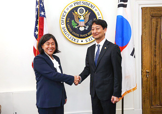 Korea's Trade Minister Ahn Duk-geun, right, shakes hands with U.S. Trade Representative Katherine Tai ahead of their talks in Washington on Sept. 8. [YONHAP] 