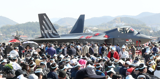 Visitors look at Korea's domestically developed supersonic fighter jet KF-21, which is on display at the 2022 Sacheon Airshow in Sacheon, South Gyeongsang, on Thursday. The airshow will run through Sunday. [YONHAP]