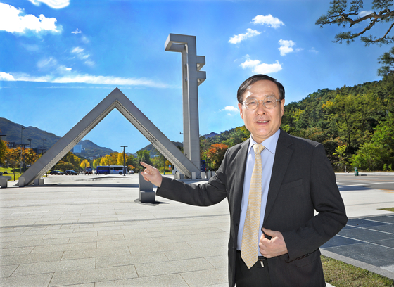 Seoul National University President Oh Se-Jung says international students are given the chance to collaborate with the brightest minds in Korea at his school, which ranked 29th in this year’s QS World University Rankings, becoming the first Korean university to enter the top 30 schools on a major world university ranking. [PARK SANG-MOON]