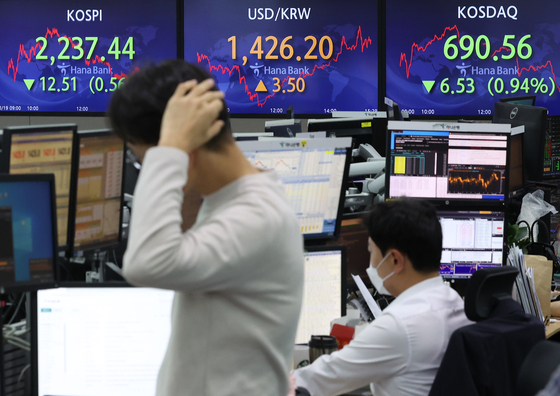 Electronic display boards at Hana Bank in central Seoul show stock and foreign exchange markets Wednesday afternoon. [YONHAP]