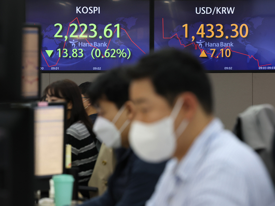 Electronic display boards at Hana Bank in central Seoul show stock and foreign exchange markets Thursday morning. [YONHAP]