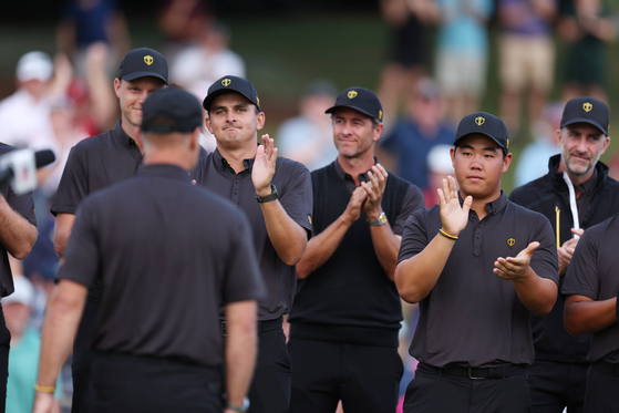 Kim Joo-hyung, right, of the International Team cheers for Captain Trevor Immelman during the closing ceremony of the 2022 Presidents Cup at Quail Hollow Country Club on Sept. 25 in Charlotte, North Carolina.  [AFP/YONHAP]