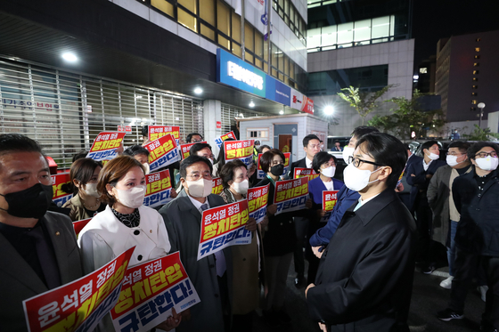 DP members, left, block prosecutors from entering the party’s headquarters in Yeouido on Wednesday night. [YONHAP] 