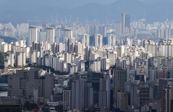Apartment buildings in central Seoul on Oct. 10 [YONHAP]