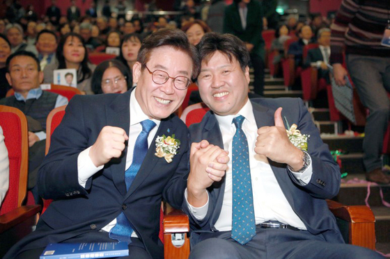Democratic Party (DP) Chairman Lee Jae-myung, left, and his aide Kim Yong, right, at a public event in 2019 [SCREEN CAPTURE]