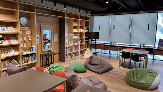 A library section at NC Cultural Space's Projectory cultural space for children at the foundation’s headquarters in Daehangno, central Seoul [YOON SO-YEON]