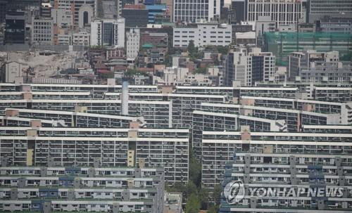 View of Eunma apartment complex in Daechi-dong, Gangnam Seoul, on Thursday. The Seoul city government greenlit the complex of being rebult. [YONHAP] 