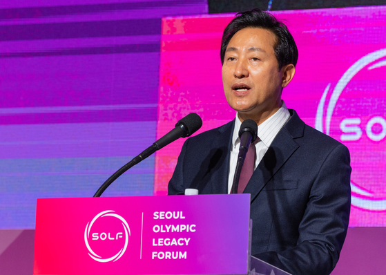Seoul Mayor Oh Se-hoon delivers a congratulatory speech at the Seoul Olympic Legacy Forum at Olympic Parktel in southern Seoul on Tuesday. [YONHAP]