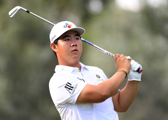 Kim Joo-hyung wears his Presidents Cup bracelet as he plays his shot from the 12th tee during the final round of the Shriners Children's Open at TPC Summerlin on Oct. 9 in Las Vegas, Nevada.  [AFP/YONHAP]