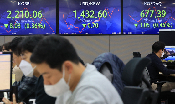 Electronic display boards at Hana Bank in central Seoul show stock and foreign exchange markets Friday morning. [YONHAP]