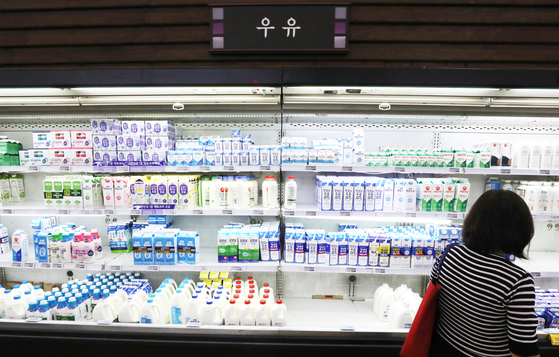 A shopper browses the dairy aisle at a large mart in Seoul on Sept. 12. [NEWS1]