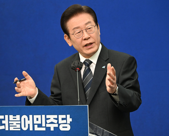 Democratic Party Chairman Lee Jae-myung holds a press conference at the National Assembly in Yeouido, western Seoul, Friday. [JOINT PRESS CORPS] 