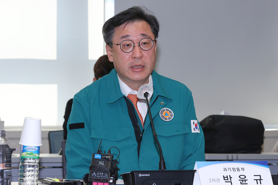 Second Vice Minister Park Yun-kyu of Science and ICT speaks during a meeting with IT service operators Friday in Jongno District, central Seoul. [YONHAP]